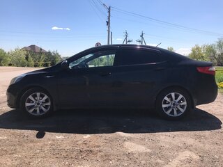 2013 Kia Rio III, чёрный, 590000 рублей, вид 3
