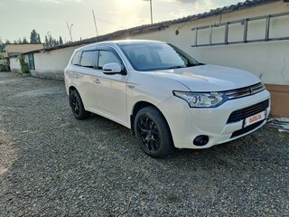 2013 Mitsubishi Outlander PHEV III, белый, 1600000 рублей, вид 3