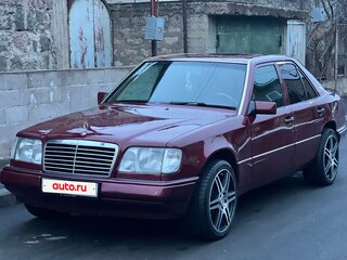 1993 Mercedes-Benz W124 220, красный, 520000 рублей, вид 1