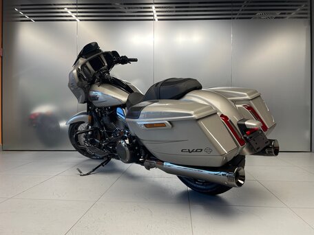 2023 Harley-Davidson CVO Street Glide, серебристый, 6490000 рублей, вид 4