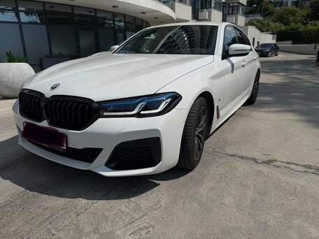 2022 BMW 5 серии 530i xDrive VII (G30/G31/G38) Рестайлинг, белый, 7000000 рублей, вид 1