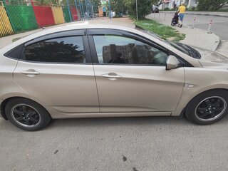 2013 Hyundai Solaris I, бежевый, 730000 рублей, вид 4