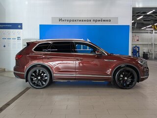 2020 Volkswagen Touareg III, красный, 4750000 рублей, вид 4