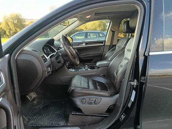 2011 Volkswagen Touareg II, чёрный, 1790000 рублей - вид 13