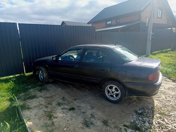 1999 Mitsubishi Carisma I Рестайлинг, зелёный, 258000 рублей