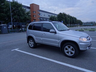 2013 Chevrolet Niva I Рестайлинг, серебристый, 570000 рублей, вид 3