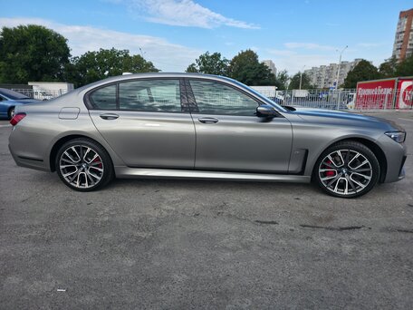 2020 BMW 7 серии Long 740Li xDrive VI (G11/G12) Рестайлинг, серый, 6500000 рублей, вид 5