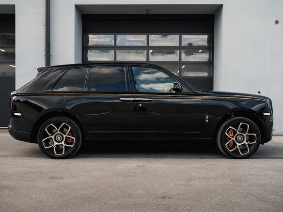2023 Rolls-Royce Cullinan Black Badge I (Series I), чёрный, 36890000 рублей - вид 4