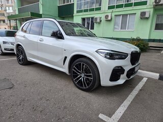 2020 BMW X5 25d IV (G05/G18), белый, 5650000 рублей, вид 2