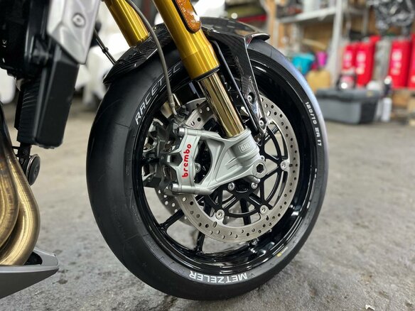 2021 Triumph Speed Triple, серый, 1520000 рублей - вид 21