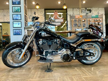 2025 Harley-Davidson Fat Boy, чёрный, 3850000 рублей, вид 2