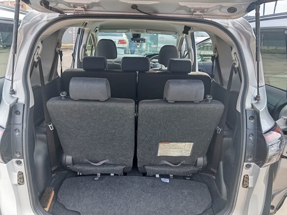 2017 Toyota Sienta II, серебристый, 1450000 рублей - вид 12