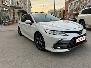 2022 Toyota Camry US Market VIII (XV70) Рестайлинг, белый, 3350000 рублей, вид 3