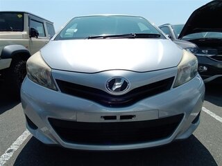 2012 Toyota Vitz III (XP130), серебристый, 590000 рублей, вид 3