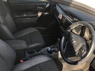 2018 Toyota Auris II Рестайлинг, белый, 1700000 рублей, вид 3