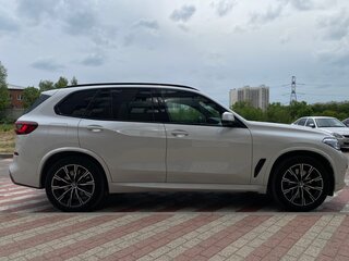 2020 BMW X5 30d IV (G05/G18), белый, 7600000 рублей, вид 3