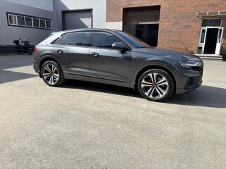 2019 Audi Q8 55 TFSI I (4M), серый, 7250000 рублей, вид 2
