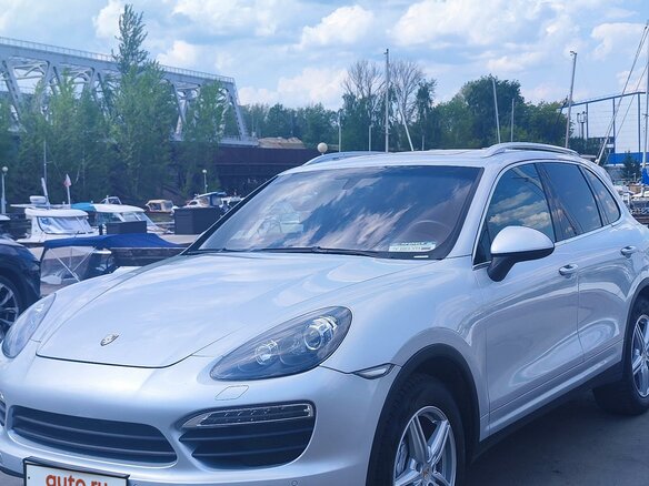 2010 Porsche Cayenne S II (958), серебристый - вид 2