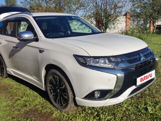 2018 Mitsubishi Outlander PHEV III Рестайлинг 3, белый, 2150000 рублей, вид 1