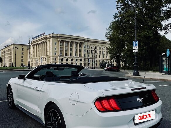 2017 Ford Mustang VI Рестайлинг, белый, 2250000 рублей - вид 9