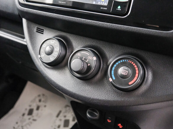 2017 Toyota Vitz III (XP130) Рестайлинг 2, белый, 879000 рублей - вид 15