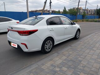 2019 Kia Rio IV, белый, 930000 рублей, вид 4