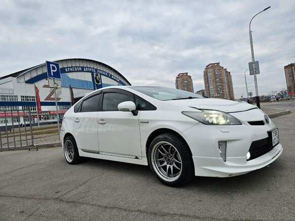 2010 Toyota Prius III (XW30), белый, 860000 рублей - вид 1