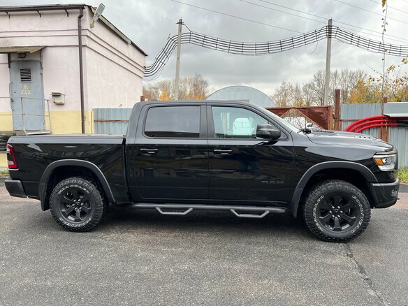 2023 Ram 1500 Quad Cab eTorque V, чёрный, 9150000 рублей - вид 3