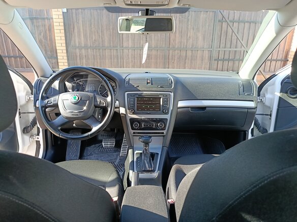 2011 Skoda Octavia II (A5) Рестайлинг, белый, 1150000 рублей - вид 11