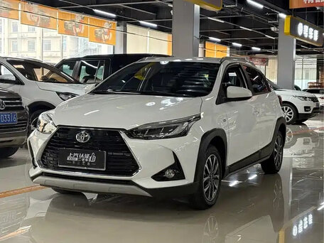 2022 Toyota Yaris L X XP150 Рестайлинг, белый, 942000 рублей, вид 1