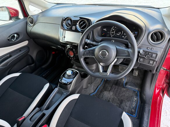 2017 Nissan Note e-Power II Рестайлинг, красный, 1150000 рублей - вид 16