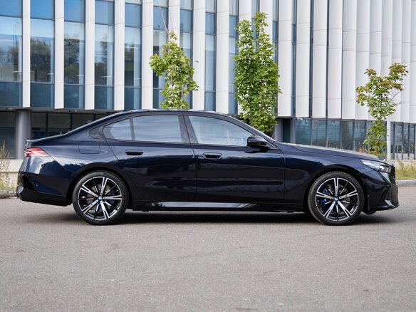 2026 BMW 5 серии 530i xDrive VIII (G60/G61/G68), чёрный, 9700000 рублей - вид 6