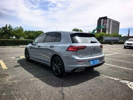 2023 Volkswagen Golf VIII, серый, 1940000 рублей, вид 4