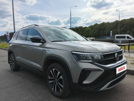 2021 Volkswagen Taos I, коричневый, вид 2