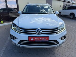 2016 Volkswagen Touareg II Рестайлинг, белый, 2350000 рублей, вид 2