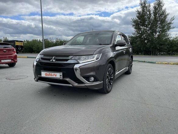 2018 Mitsubishi Outlander PHEV III Рестайлинг 2, коричневый, 3199000 рублей - вид 2