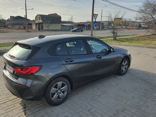 2020 BMW 1 серии 118i III (F40), чёрный, 2200000 рублей, вид 4