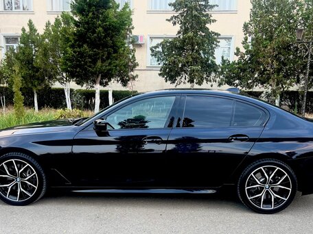 2021 BMW 5 серии 540i xDrive VII (G30/G31/G38) Рестайлинг, чёрный, 5700000 рублей, вид 4