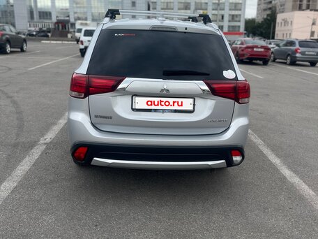 2018 Mitsubishi Outlander III Рестайлинг 2, серебристый, 2090000 рублей, вид 3