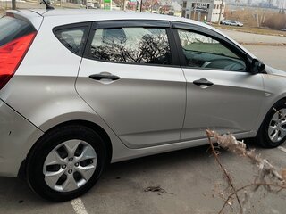 2014 Hyundai Solaris I Рестайлинг, серебристый, 750000 рублей, вид 4
