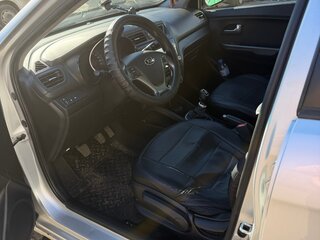 2016 Kia Rio III Рестайлинг, серебристый, 980000 рублей, вид 5