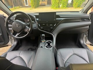 2021 Toyota Camry VIII (XV70) Рестайлинг, жёлтый, 3300000 рублей, вид 3