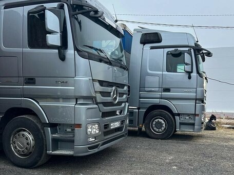 2017 Mercedes-Benz Actros, серебристый, 7500000 рублей, вид 1