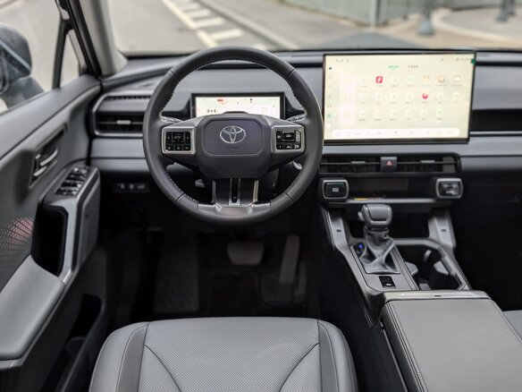 2026 Toyota RAV4 V (XA50), чёрный, 4180000 рублей - вид 9