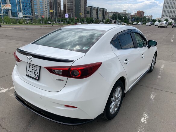 2018 Mazda Axela III Рестайлинг, белый, 1350000 рублей - вид 4