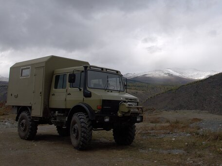 2002 Mercedes-Benz Unimog, бежевый, 14400000 рублей, вид 1