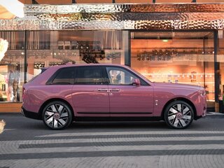 2025 Rolls-Royce Cullinan I Рестайлинг (Series II), розовый, 65000000 рублей, вид 4