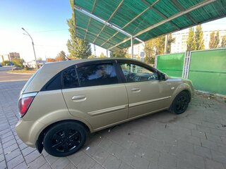 2010 Kia Rio II Рестайлинг, бежевый, 550000 рублей, вид 3