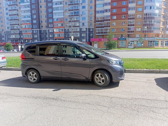 2017 Honda Freed II, серый, 1350000 рублей - вид 1