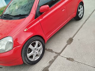 2001 Toyota Vitz I (P10), красный, 400000 рублей, вид 3
